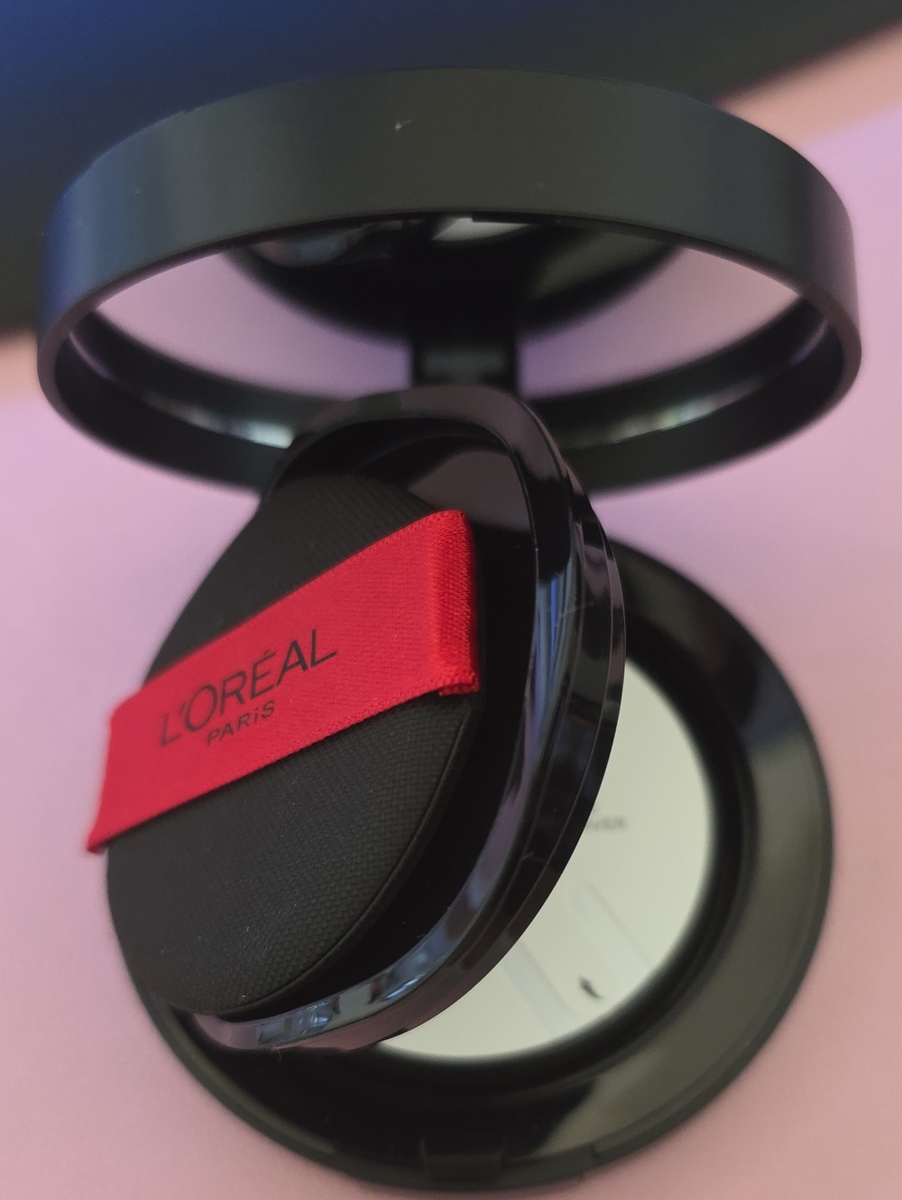 L'Oreal Compact Foundation - Black & Red Accents